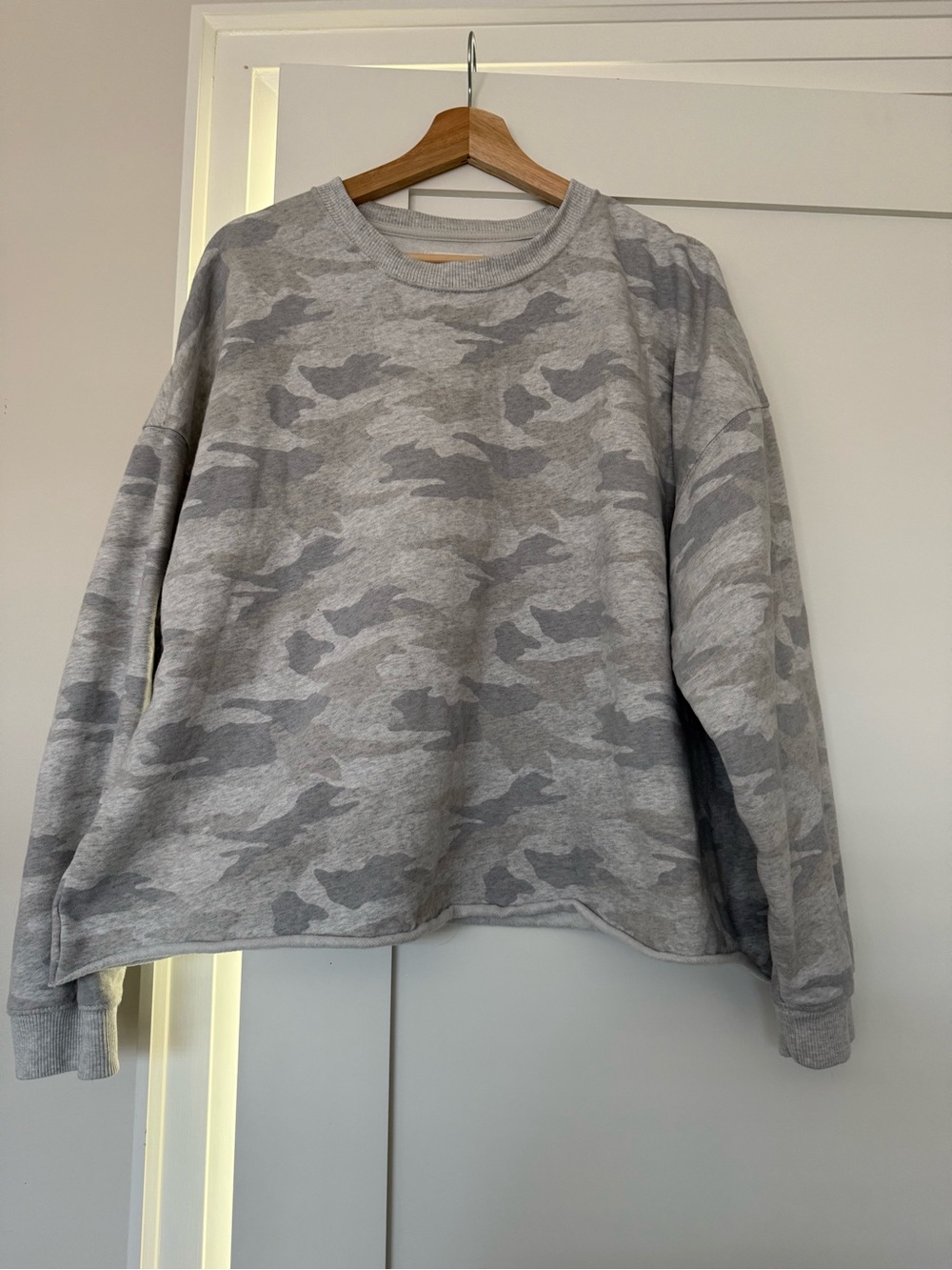 American Eagle Grey Camo Cropped Oversized Sweatshirt Raw Hem Size Large L